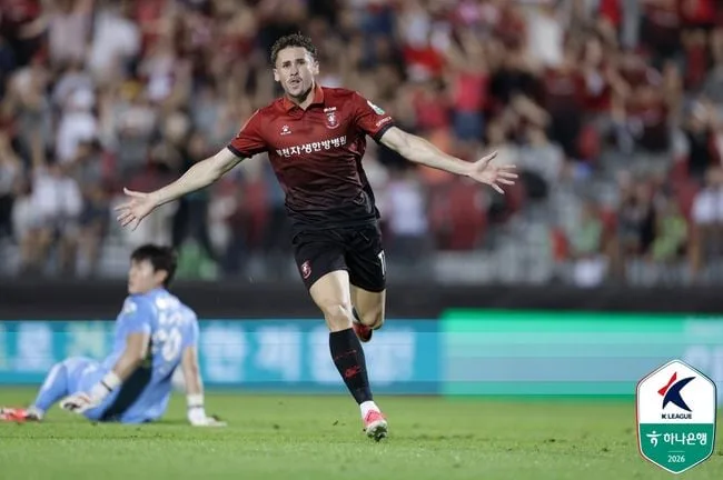 '5경기 무패' 부천, 새 역사 썼다! 포항 3-0 꺾고 K리그1 첫 연승 달성...'갈레고-가브리엘-김상준' 연속골 폭발[오!쎈 부천]
