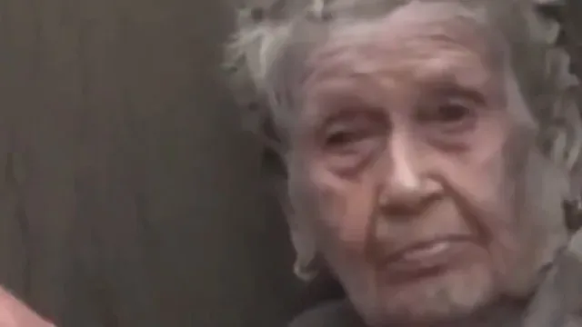 Idosa resgatada com vida após enxurrada no Nepal. Veja o momento