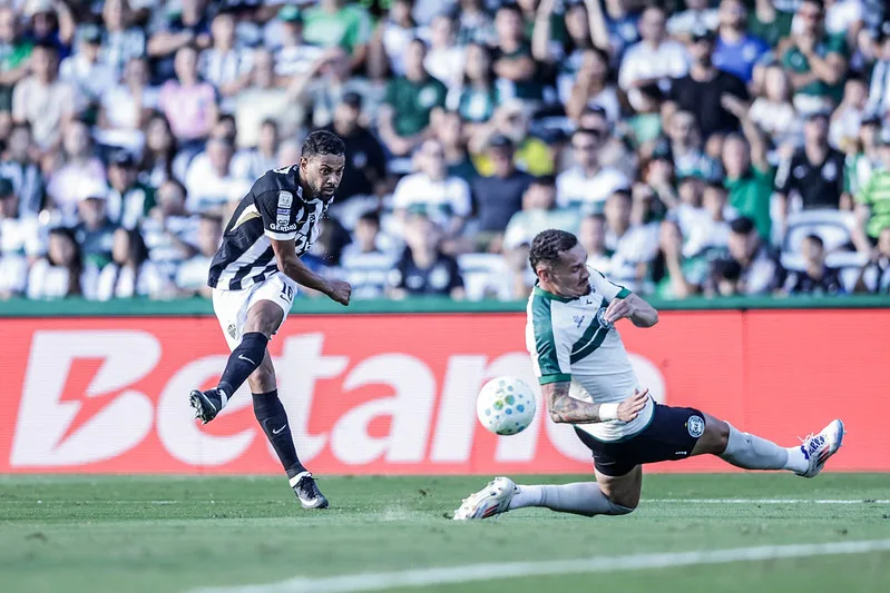 Atlético-MG enfrenta o Coritiba em busca de se aproximar do G-6 no Brasileirão