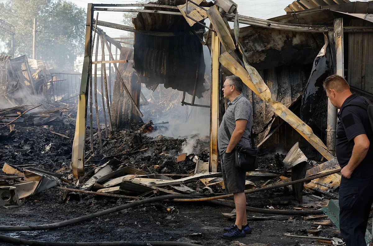 Kiev alvo de ataque de mísseis balísticos russos. Edifício residencial de cinco andares pega fogo