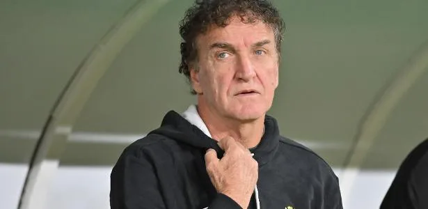 Cuca cobra moderação da imprensa após eliminação do Santos: 'Até palavrão'