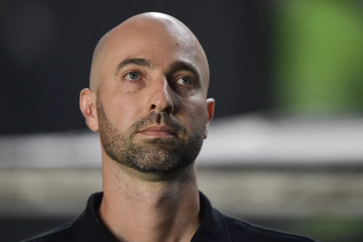 Botafogo trocou de técnico três vezes desde que o Flamengo contratou Leonardo Jardim