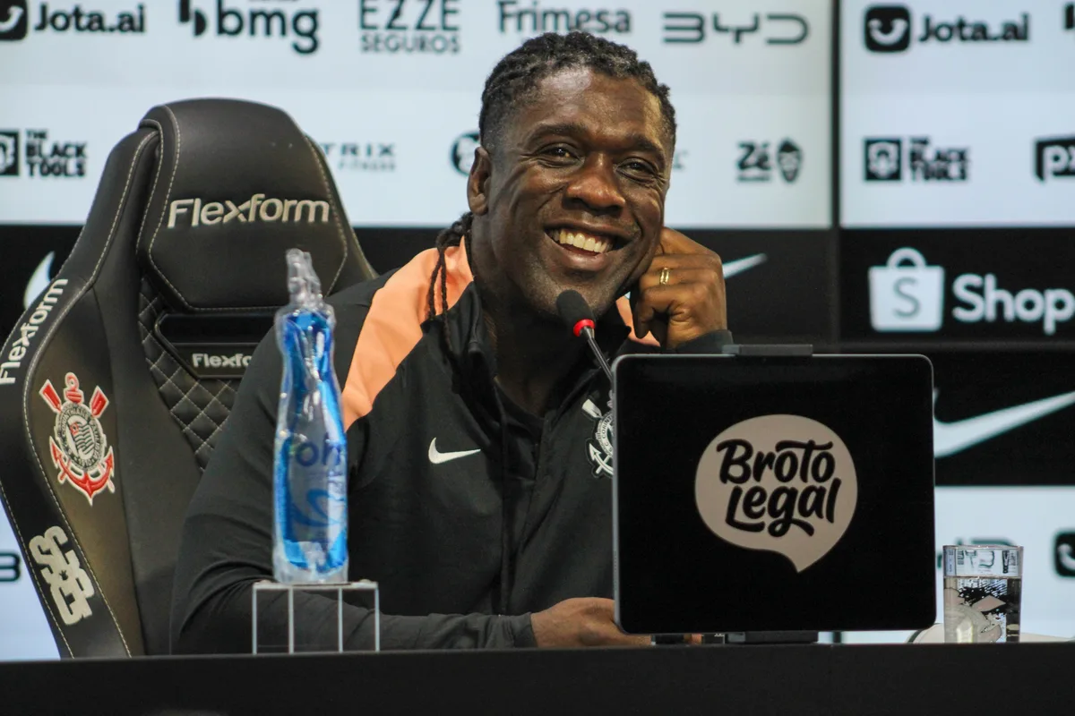 Seedorf minimiza pouca experiência como técnico e diz que Corinthians é 'leão ferido'
