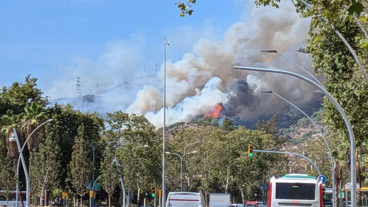 Declarado un incendio en Collserola cerca de Nou Barris