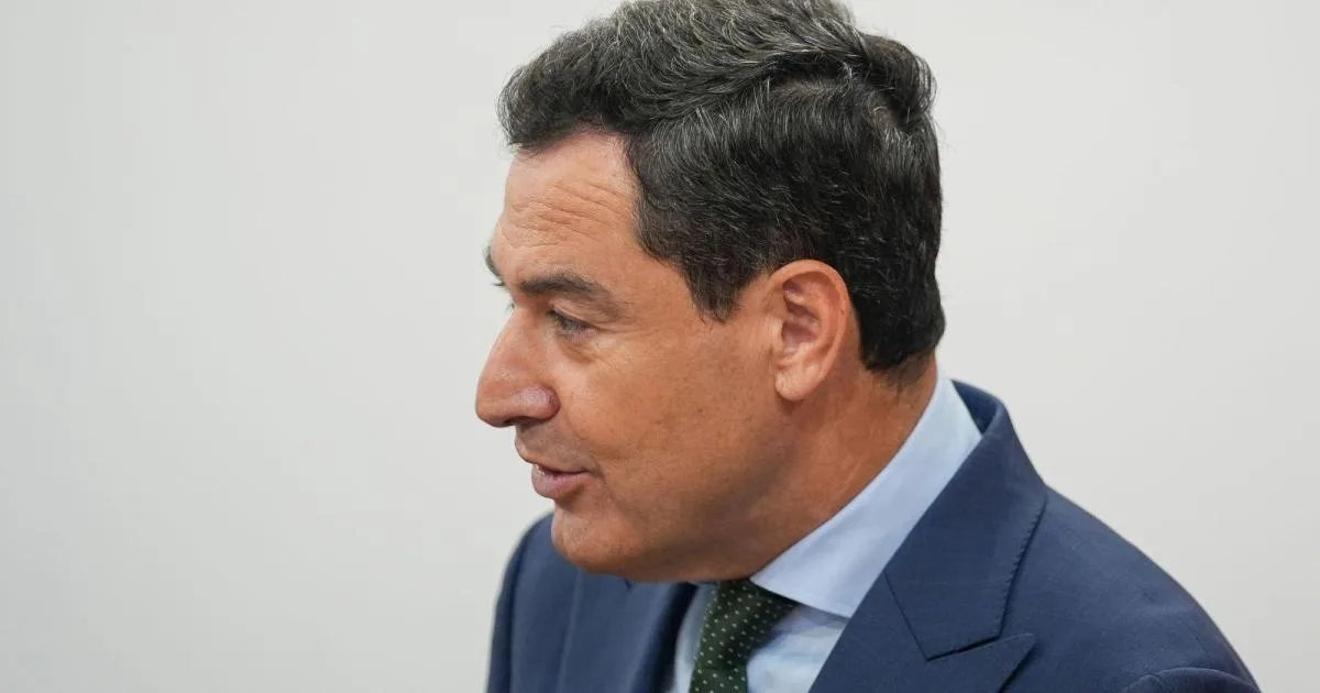 Guerra fratricida en Dos Hermanas y el "caso Nevenka" andaluz en Algeciras: las dos grandes preocupaciones de Juanma Moreno