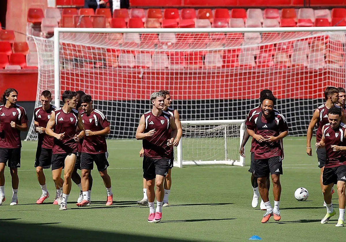 El Sevilla FC sigue preparando la visita al Athletic con todos los disponibles a las órdenes de García Plaza