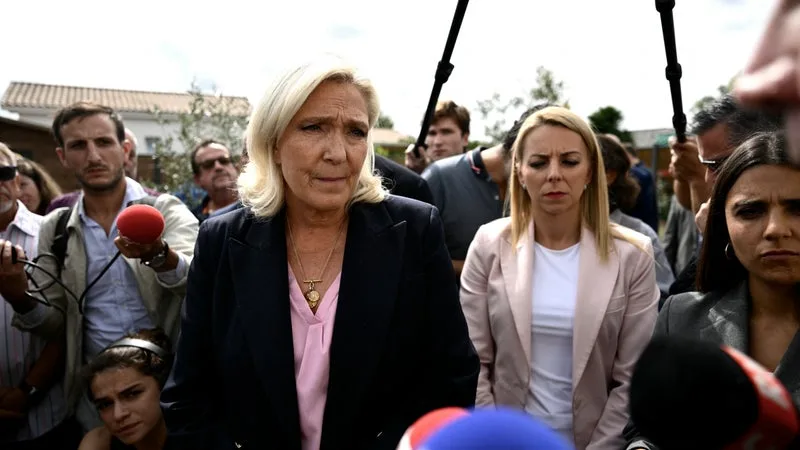 Incendies: lors d'un échange avec les sinistrés du Porge, Marine Le Pen appelle à "tirer les leçons de ce qu'il s'est passé"