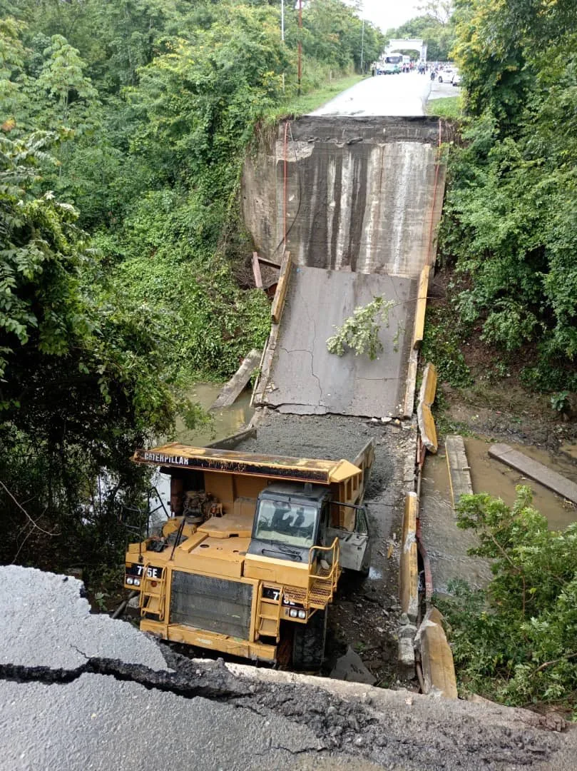 Colapsa el puente El Pao y deja incomunicados a los estados Guárico y Aragua