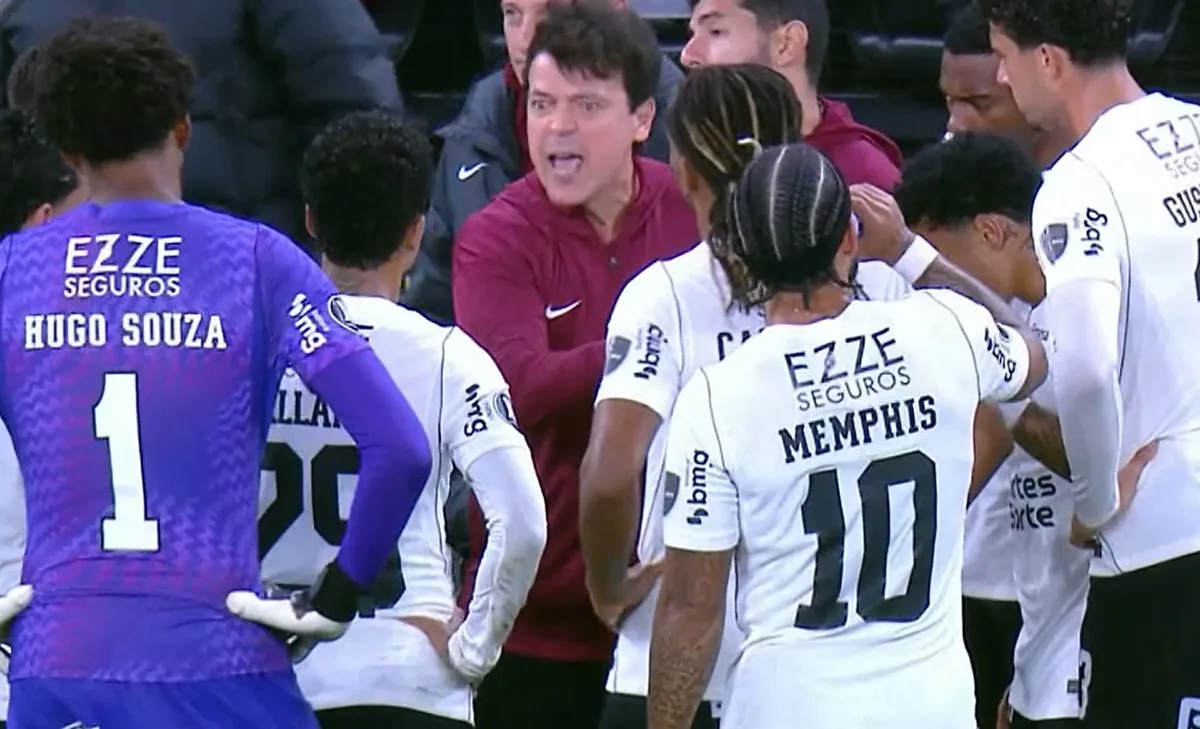 Corinthians x Estudiantes: Diniz esbraveja com jogadores na parada para hidratação; veja vídeo