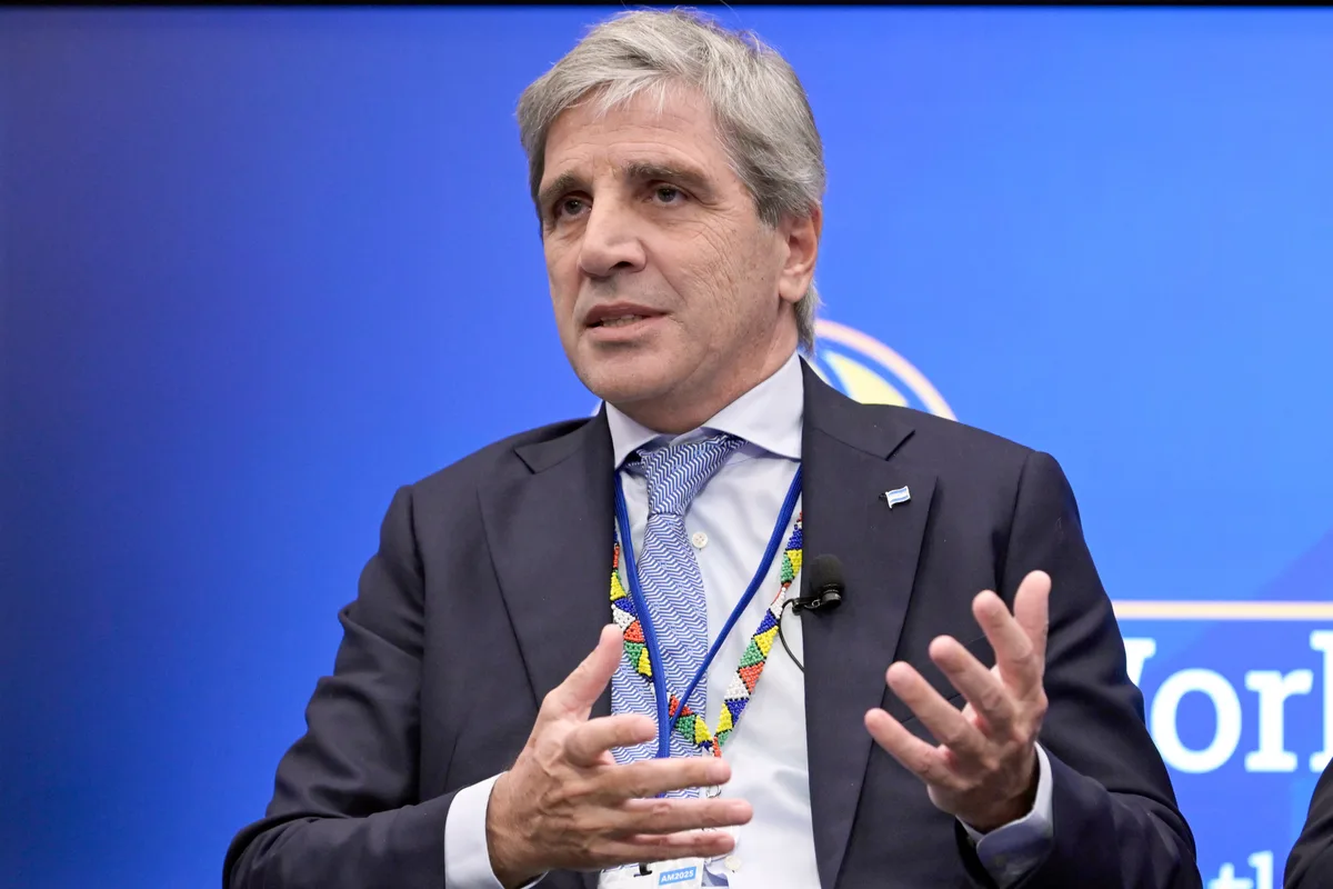 Caputo defendió el rumbo económico del Gobierno y aseguró que la Argentina tiene un “excedente de dólares”