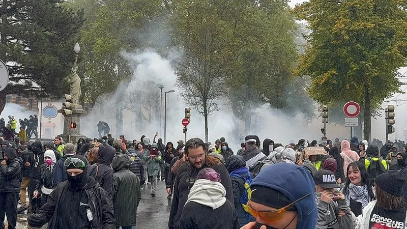 Mobilisations du 17 octobre: un manifestant grièvement blessé à Saint-Etienne, sa main arrachée