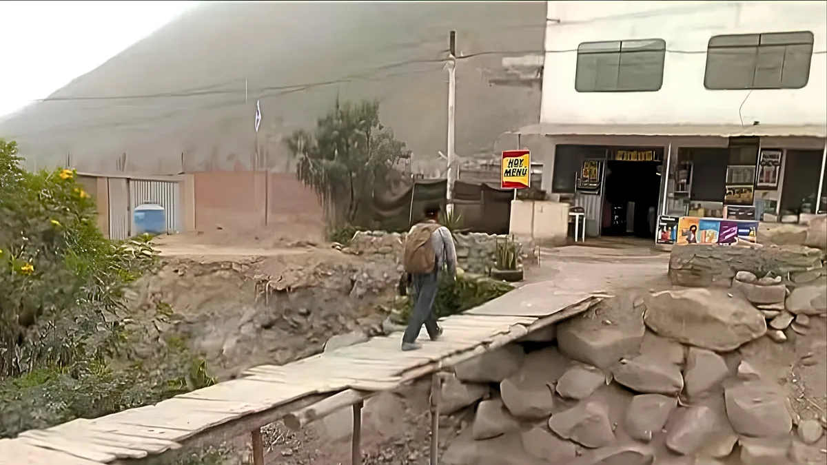 Un precario puente de tablas y palos de madera pone en riesgo a escolares y vecinos que cruzan a diario una quebrada en Chosica