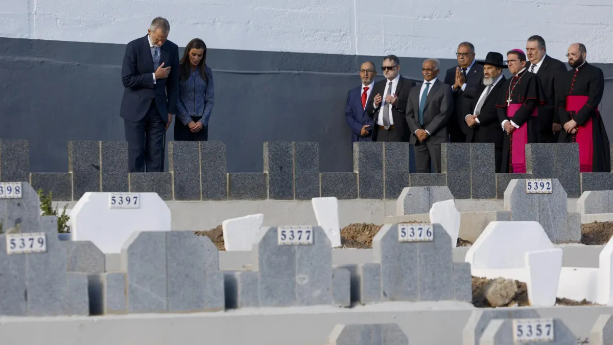 Los reyes homenajean en el cementerio musulmán de Ceuta a los fallecidos durante la entrada masiva de inmigrantes