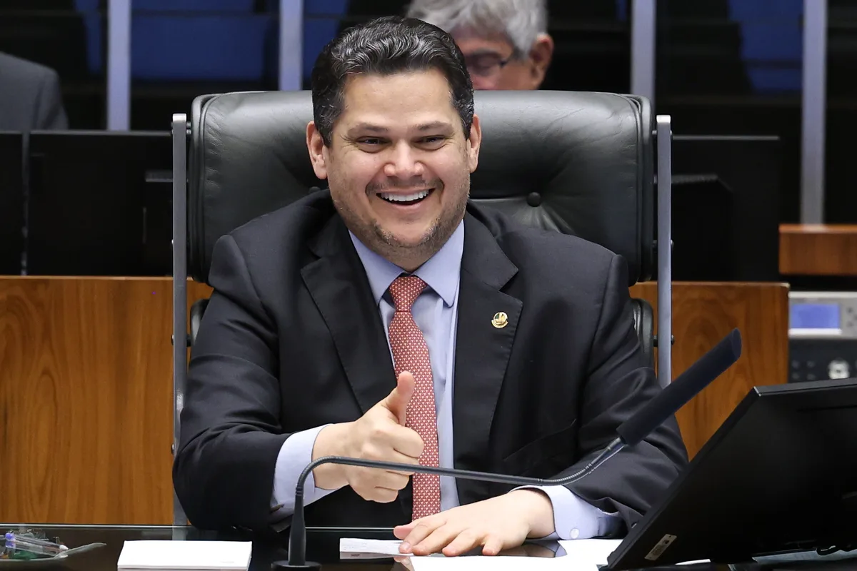 Senado discute aumentar para 50 anos a idade mínima no STF