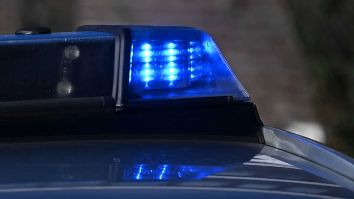 Autobahn gesperrt: Lastwagen brennt: Sperrung auf A8 bei Pforzheim