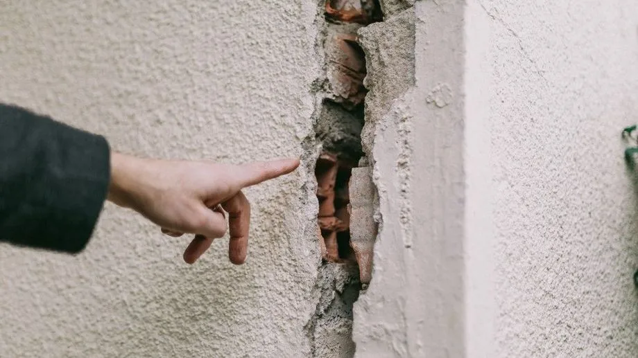 "On voit à travers", "ça pète de partout" : conséquence de la sécheresse, le nombre de maisons fissurées se multiplie