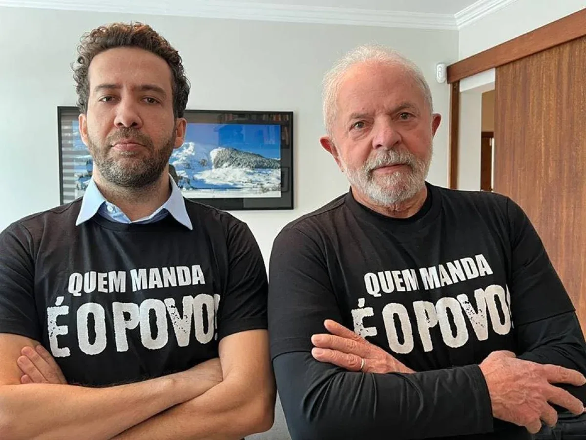 “Finge que apoia”: Janones dispara contra Flávio Bolsonaro após aprovação do fim da escala 6x1