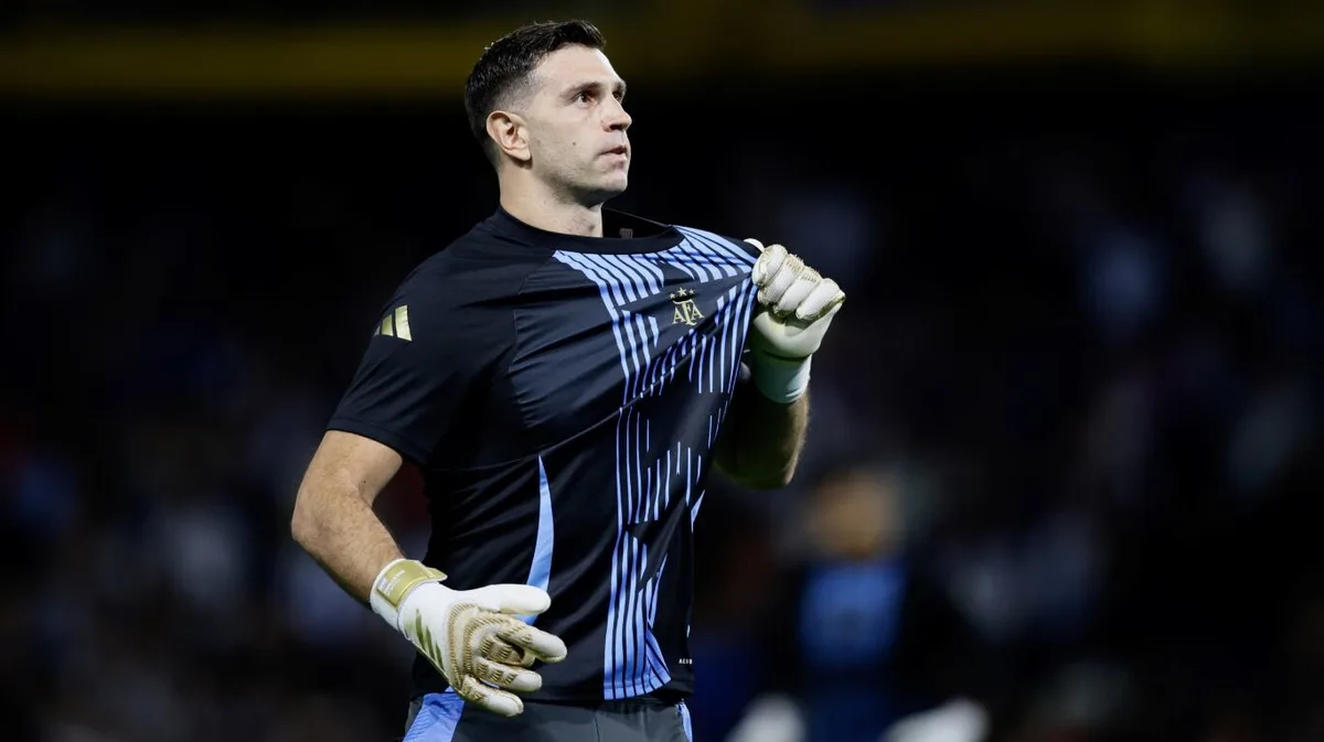 Alarma en la la Selección argentina: ¿cuánto tiempo estará afuera Dibu Martínez tras la fractura de mandíbula?