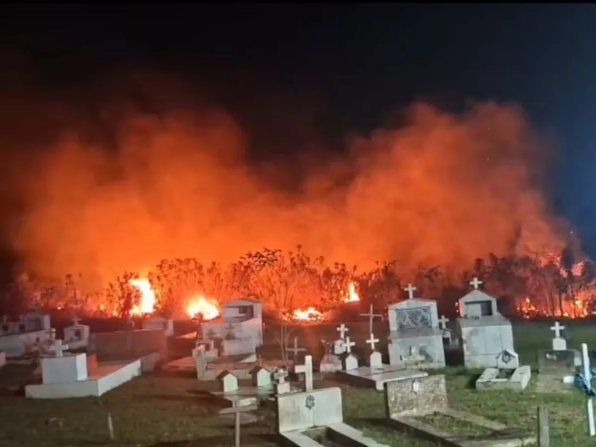 Área de mata pega fogo próximo a cemitério no interior do Acre; VÍDEO