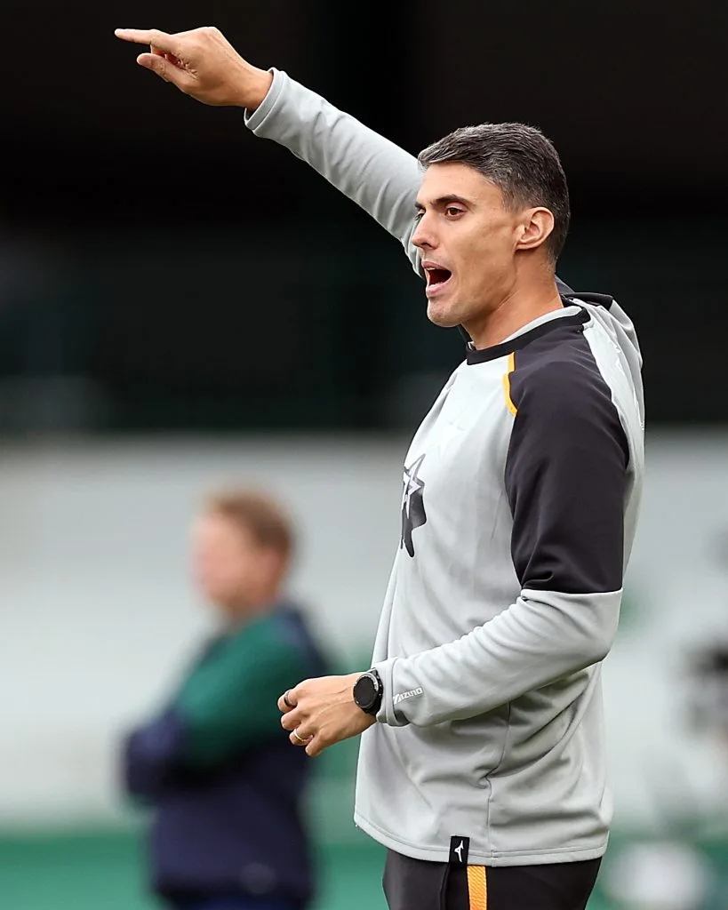 Auxiliar de Tite lamenta empate contra Coritiba mas elogia postura da equipe: “Esse espírito de equipe muito forte hoje”
