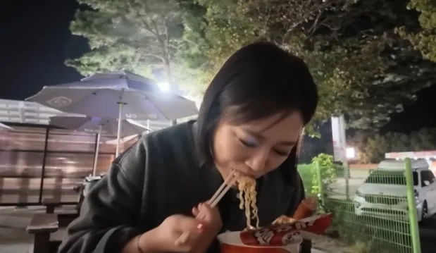 장윤정, 120억 펜트하우스 사는데..행사 끝나고 1600원 컵라면 먹네 “먹고 사는건 똑같아”
