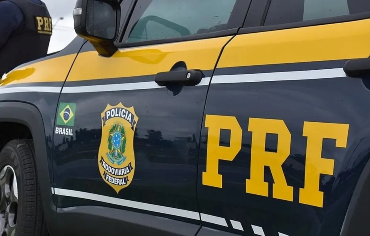 Homem furta viatura da PRF em Itaitinga, foge e acaba preso após buscas