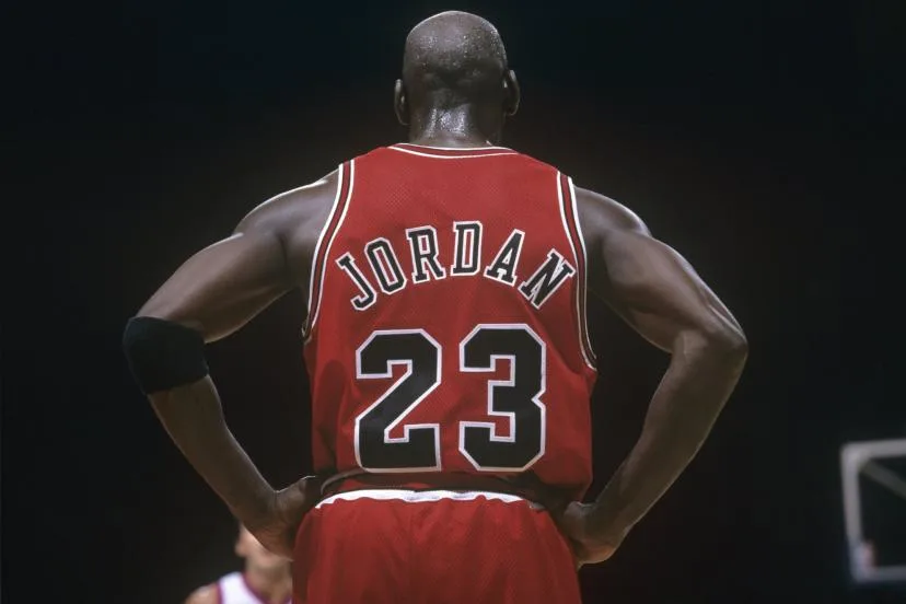 Le maillot porté par Michael Jordan lors du match 2 des Finales NBA 1998 vendu 14 millions de dollars