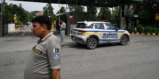 Au Pakistan, l’ancien premier ministre Imran Khan, emprisonné depuis trois ans, obtient son transfert temporaire dans un hôpital d’Islamabad