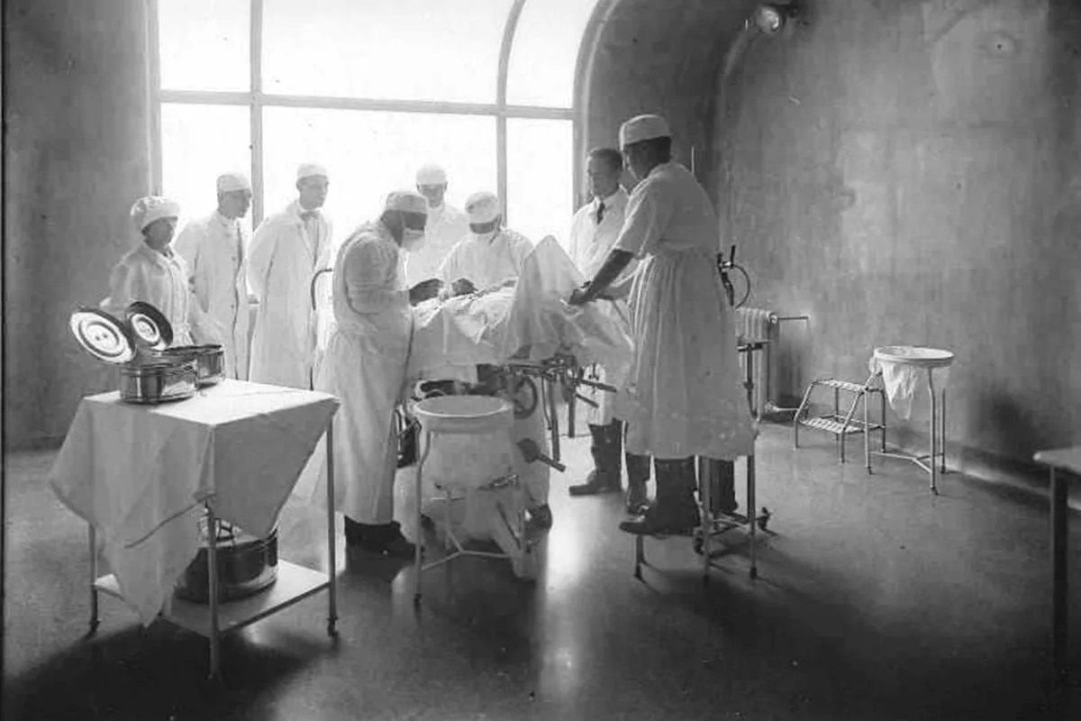 Médicos de tres generaciones: un emblemático centro de salud cumple 100 años, entre cirugías inéditas e influencers foodies