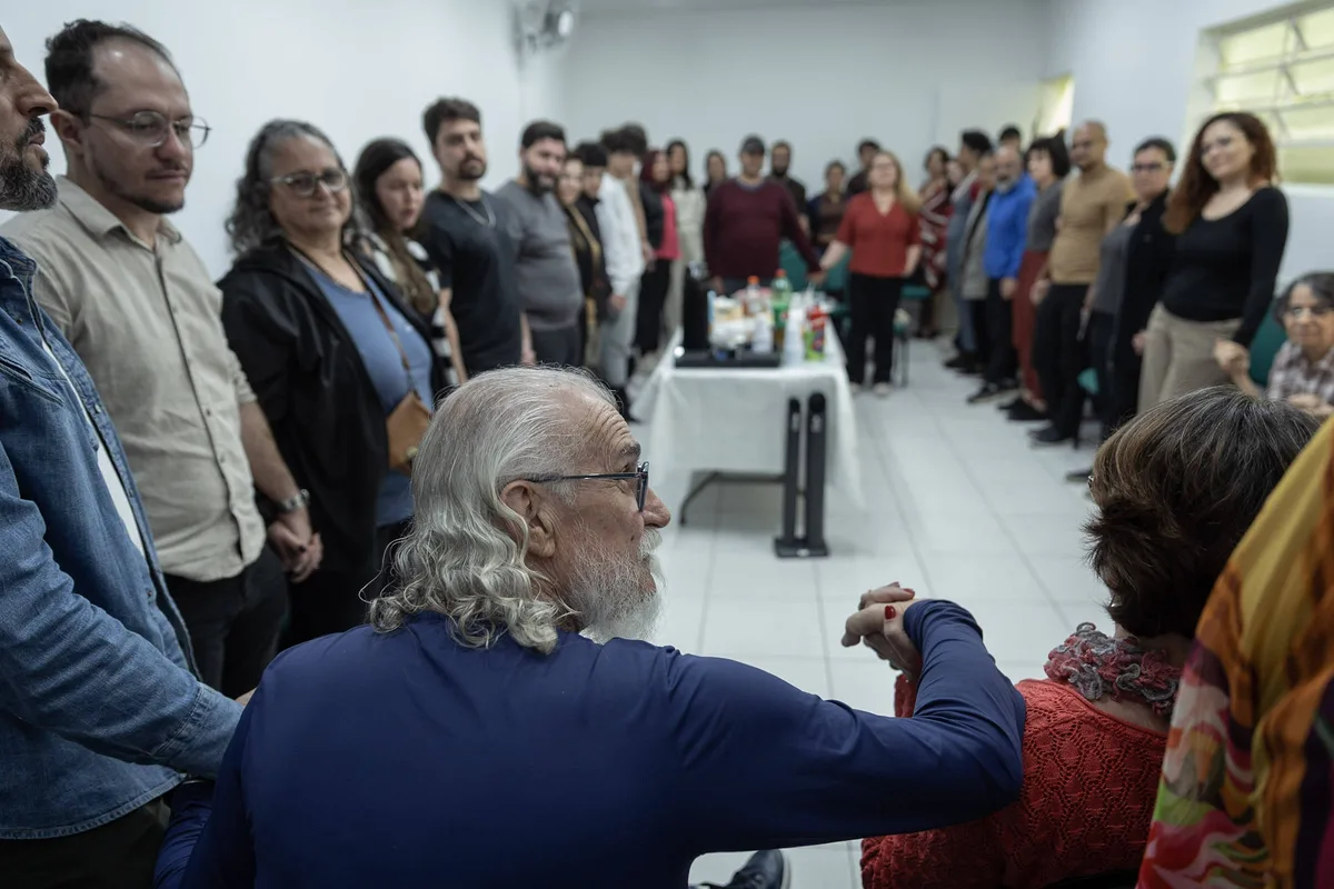 Fiéis rompem com igrejas tradicionais e reinventam a prática da fé em pequenas comunidades