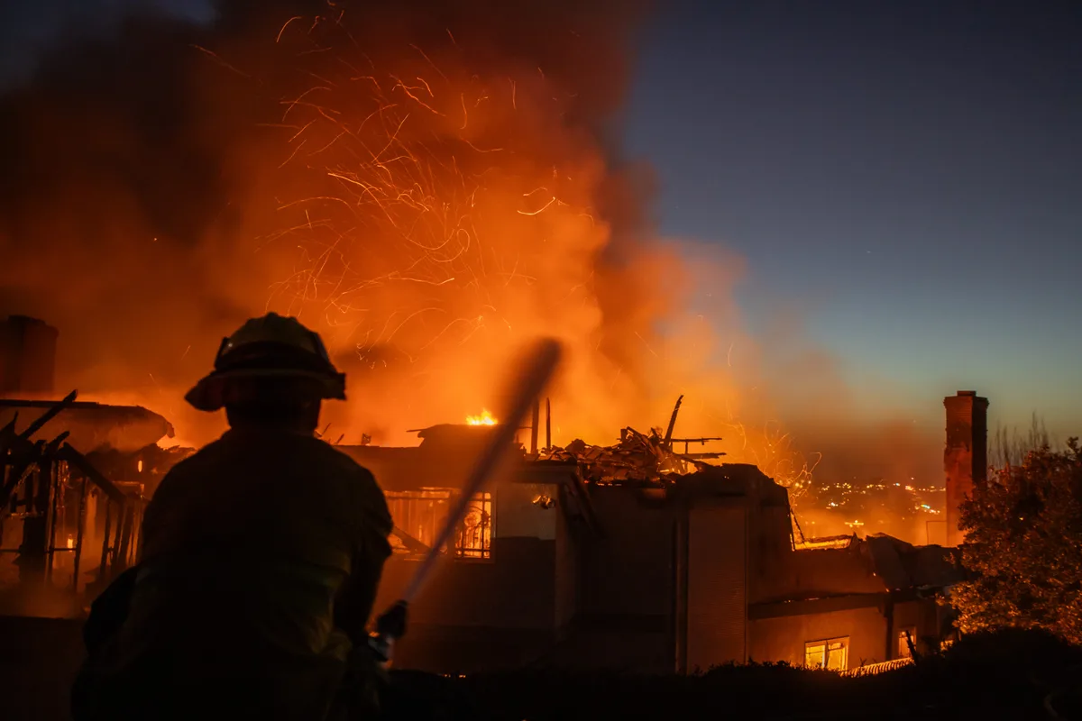Incêndio florestal de grandes proporções assola o sul da California