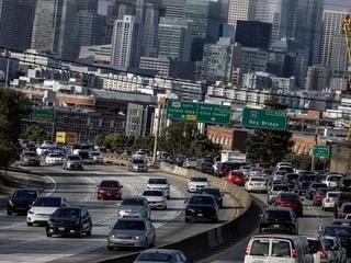 Bloquée dans des bouchons aux États-Unis, une femme accouche au bord de la route avec l’aide d’une doula et des pompiers