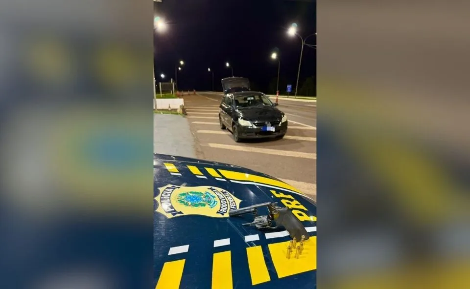 Tremedeira entregou! Menor fica apavorado em blitz e “entrega” revólver na cintura na BR-277