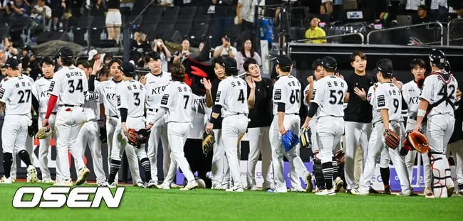 [사진]KT, 한화 상대 스윕하며 1위 탈환