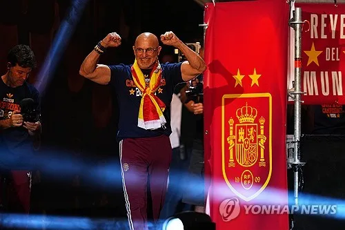 스페인 월드컵 우승 지휘한 데라푸엔테 감독 2032년까지 재계약