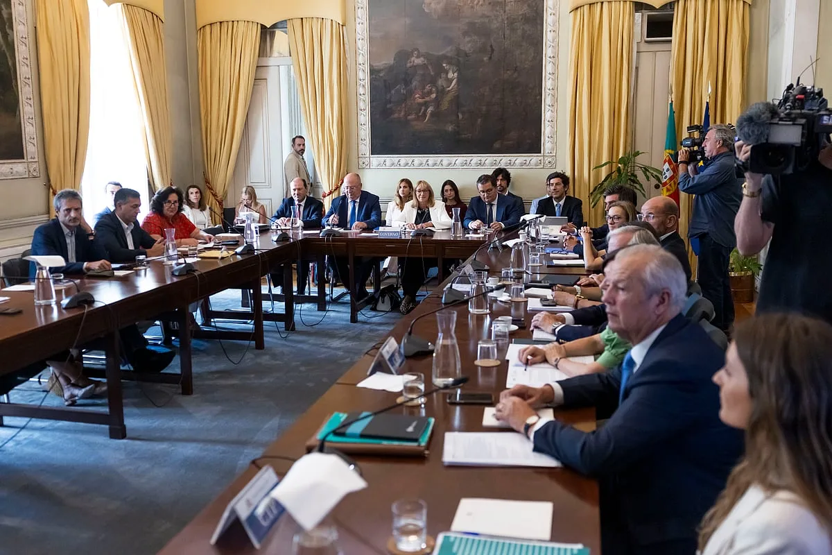 UGT quer salário mínimo nos 1.000 euros em 2027 e CGTP pede "choque salarial"