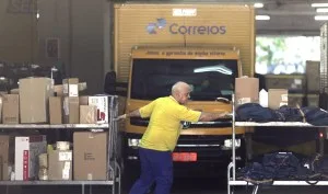 Lula diz que vai tirar Correios da crise e que não irá vender estatal