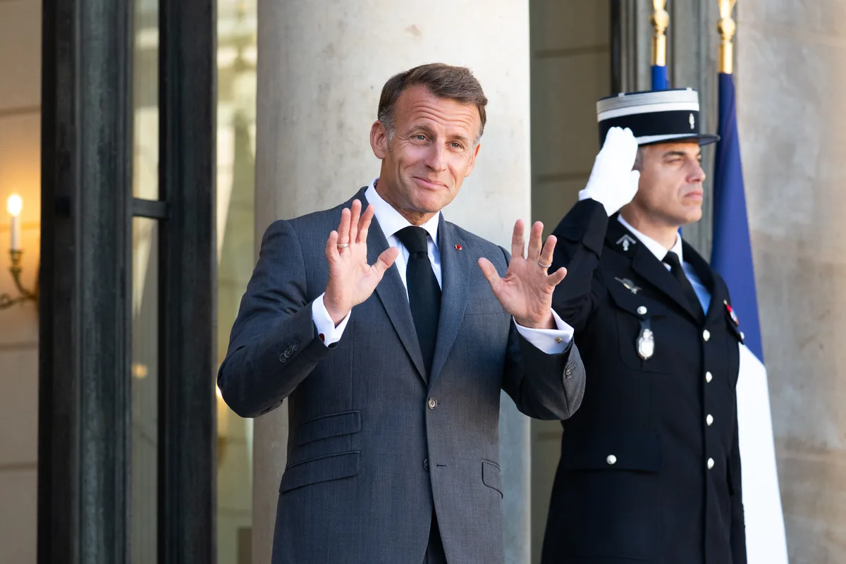 Macron veut passer par Bruxelles pour imposer l'interdiction des réseaux sociaux aux mineurs : "Du hacking législatif"