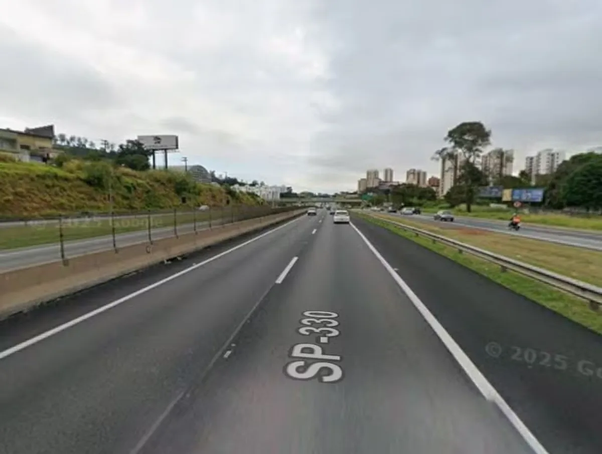Pedestre morre ao ser atropelado por carreta na Rodovia Anhanguera em Jundiaí; motorista foge