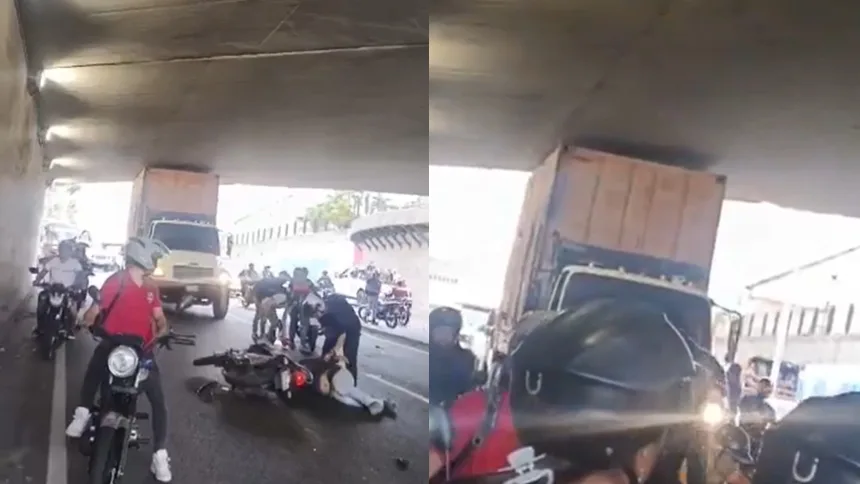 Caos vehicular en la Caracas – La Guaira: Motorizado cayó en plena vía y una gandola se estancó en el puente