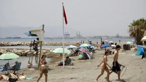 El cierre de playas en Málaga pone el foco en la patronal turística: "¿Dónde están los empresarios preocupados por el corte del AVE?"