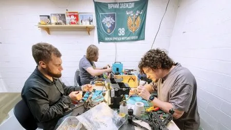 heise+ | Maker-Drohnen für die Front: Kriegsgerät aus dem Hobbykeller
