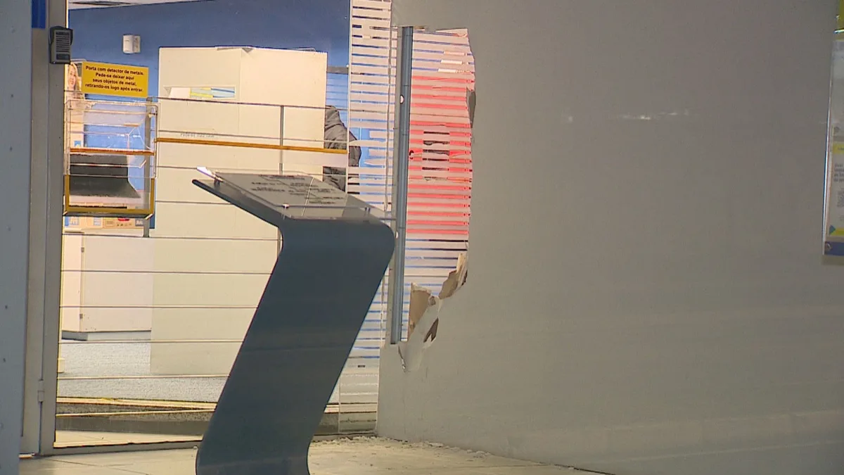 Homem se esconde em agência de banco, espera fechar, furta armas e consegue fugir em Porto Alegre