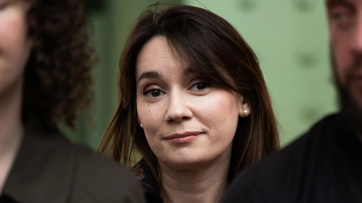 Visée par une expulsion, la chroniqueuse russe Xenia Fedorova s’offre une tribune dans « Le JDD »