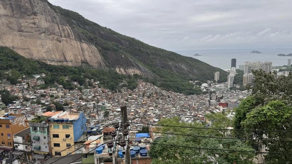 Ao lado do metro quadrado mais caro do Rio, favela da Rocinha vota por saneamento e dignidade