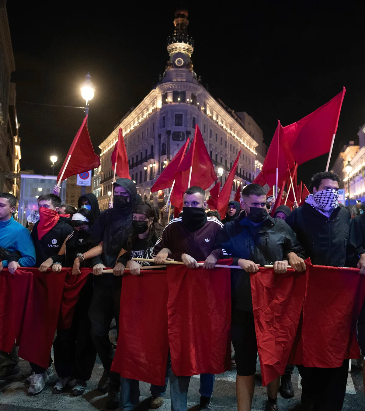 El auge de las banderas rojas que desprecian a Sánchez, a Podemos y al Frente Amplio