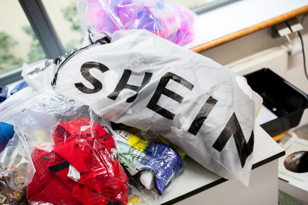 Shein teve de voltar a aproximar-se da China para conseguir chegar à bolsa