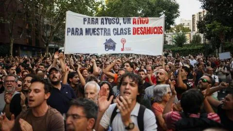 Miles de personas frente al ático de Ayuso protestan contra el desahucio de Maricarmen: "Vergüenza"