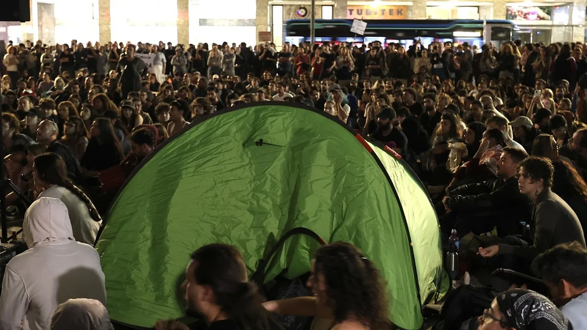 "Vamos ficar hoje, amanhã e até quando for preciso.": Manifestantes no Porto decidem voltar a acampar na Praça D. João I
