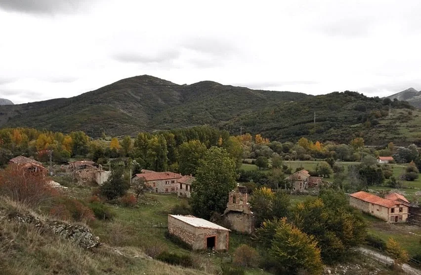 En 1967, el franquismo desalojó un pueblo leonés por el embalse del Porma: seis décadas después, sus exhabitantes se reúnen una vez al año en sus calles fantasma